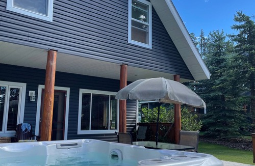 Nordegg Cabin | Quiet Cabin in the Mountains with a hot tub, CookHouse & all you need in nature!