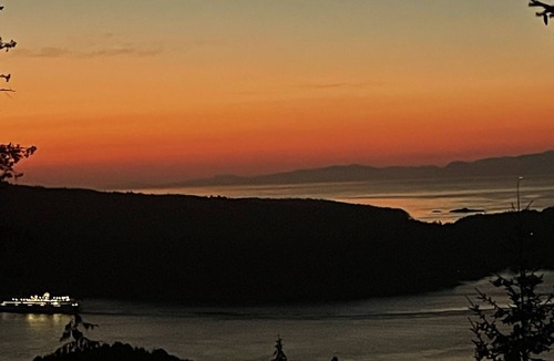 Mayne Island Cottage | Quiet hilltop first getaway with an amazing mountain and ocean view.