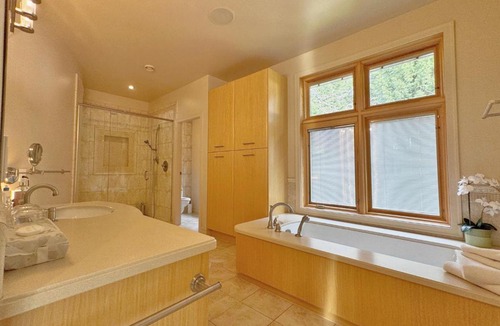 Broadmead House | Quiet Private Room with Ensuite Free Parking
