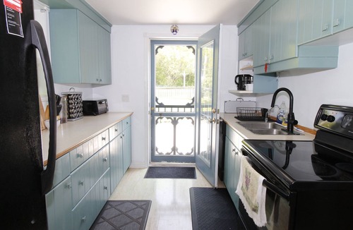 Dunsford Cottage | R & R Hideaway Relax with the whole family at this peaceful lake front cottage.
