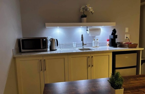 Sunalta House | Raccoon - Private Unit near Downtown and 17th Av