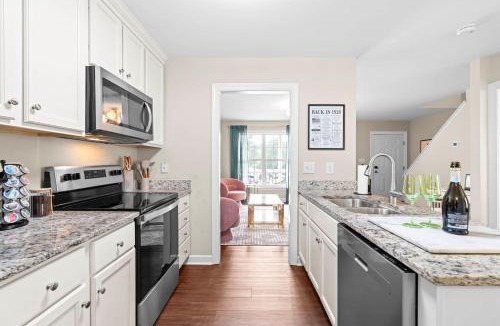 Northwest Raleigh House | Raleigh Retreat w Fire Pit Patio & Workspace