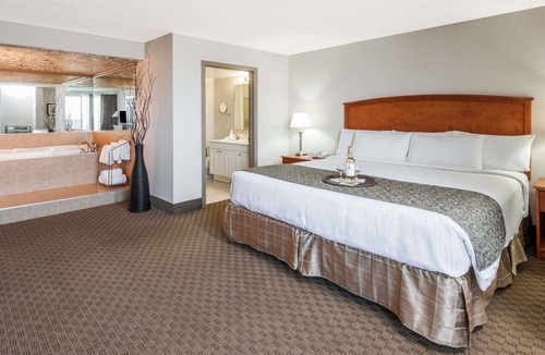 Southside Hotel | Ramada by Wyndham Edmonton South