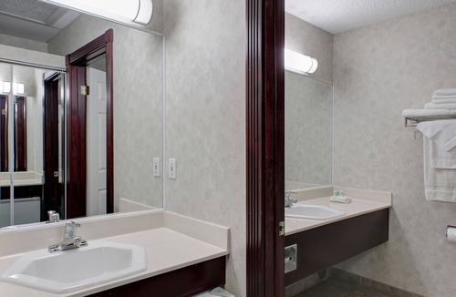 Nisku Hotel | Ramada by Wyndham Nisku Edmonton Airport