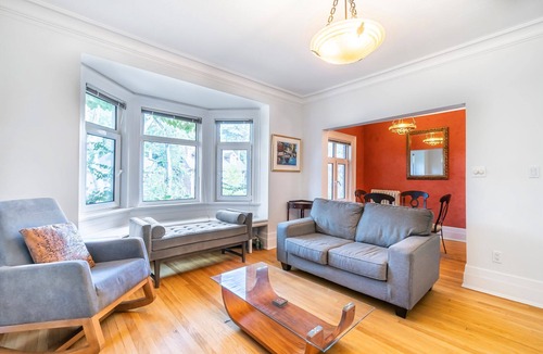 High Park-Swansea House | Rare High Park Bright Large 1+Den