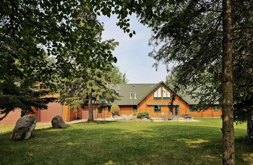 Central Alberta Cabin | (RARE WATERFRONT) Stunning Private Lakefront Lodge - Sleeps 16