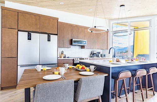 Canmore House | Ravens Peak - Private Hot Tub!