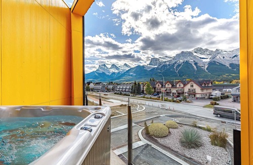Canmore House | Ravens Peak - Private Hot Tub!