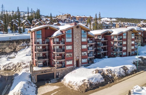 Big White Ski Resort Condo | Raven’s Reach Chalet - Ski-in with private hot tub