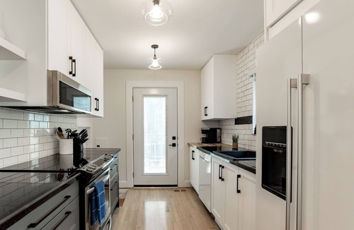 Southeast Edmonton House | Ravine 2 bdrm Retreat - 10 min DT - Trails & Whyte Ave