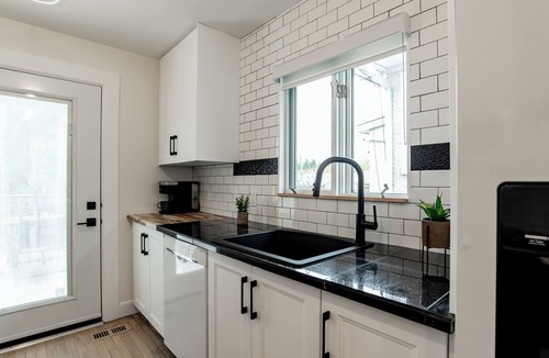 Southeast Edmonton House | Ravine 2 bdrm Retreat - 10 min DT - Trails & Whyte Ave