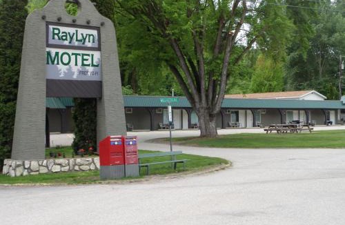 Trail Hotel | Ray Lyn Motel