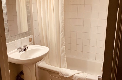 Montgomery Hotel | Red Carpet Inn & Suites Calgary