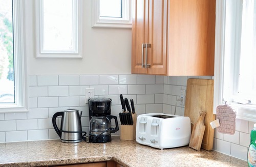 Tobermory House | Red Roof Cottage-Sleeps 22 | 5 Mins to Downtown Tobermory!
