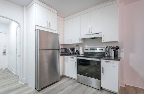 Golden Square Mile Apartment | Refined Downtown Retreat Free Parking