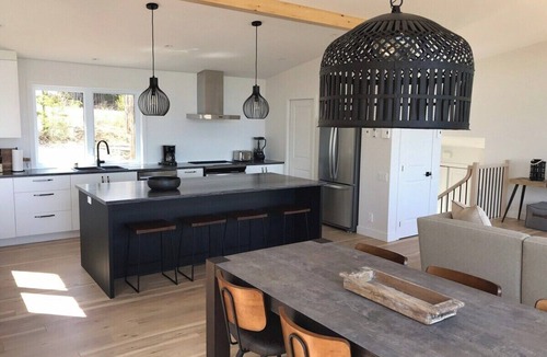 Les Eboulements Ski Chalet | Refuge 2: Hot Tub, River Views & Pet Friendly