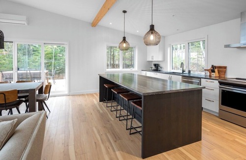 Les Eboulements Ski Chalet | Refuge 2: Hot Tub, River Views & Pet Friendly