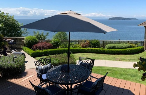 Selma Park Bed & Breakfast | Relax oceanfront in the full kitchen Osprey Suite at Beach Hideaway.