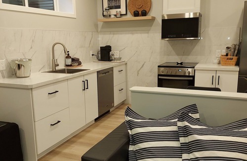 Saskatoon House | Relax on 4th! 2 yrs old, like new, meticulously clean suite in perfect location!