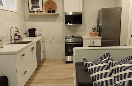 Saskatoon House | Relax on 4th! 2 yrs old, like new, meticulously clean suite in perfect location!