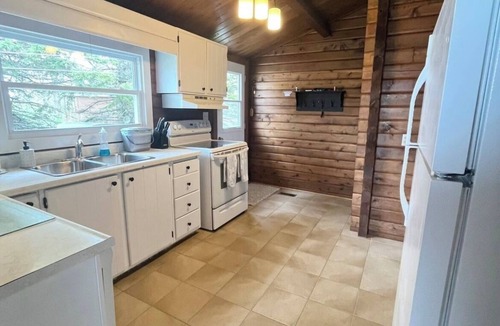 Bayview Cottage | Relax with the whole family at this beautiful, peaceful, authentic islander home