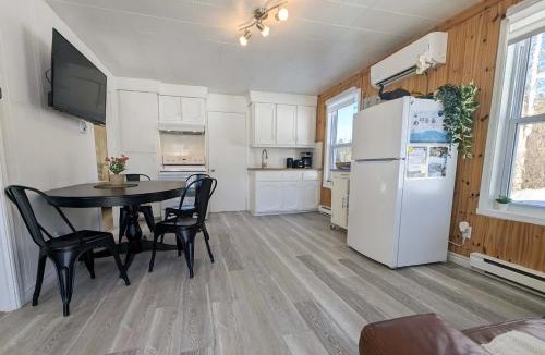 Saint-Tite-des-Caps Ski Chalet | Relaxing Chalet Getaway with Spa Fireplace & BBQ