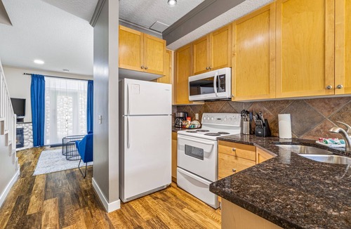 Canmore Ski Chalet | Relaxing Chalet - Heated Pool & Hot Tub - Pet Friendly