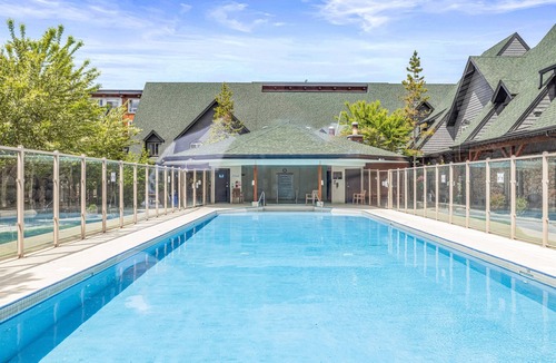 Canmore Ski Chalet | Relaxing Chalet - Heated Pool & Hot Tub - Pet Friendly