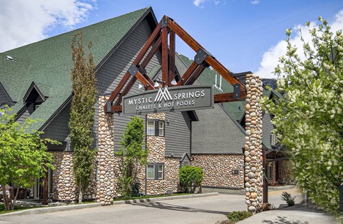Canmore Ski Chalet | Relaxing Chalet - Heated Pool & Hot Tub - Pet Friendly