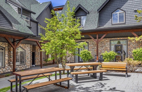 Canmore Ski Chalet | Relaxing Chalet - Heated Pool & Hot Tub - Pet Friendly