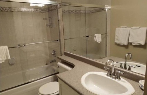 District of North Vancouver Apartment | Relocating/working in North Vancouver fully furnished, 2 parking