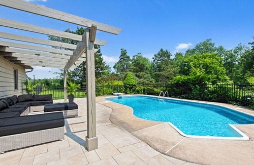 Lachute House | Renovated vintage cottage spa pool river