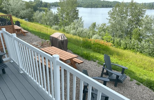 Bouchette Ski Chalet | Rental of renovated cottages facing the lake with a magnificent terrace