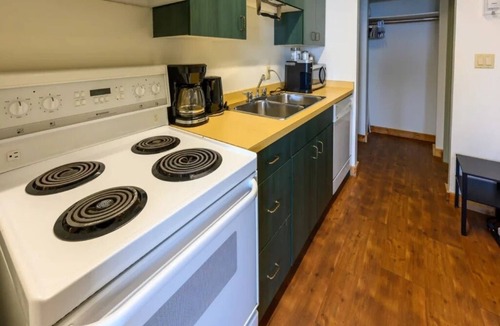 Neebing Apartment | Resort room with two beds and a full kitchen and hottub access