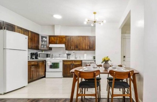 Jasper Place House | Retro Vibes - King Bed - Long Stays - Garage - Wi-Fi!