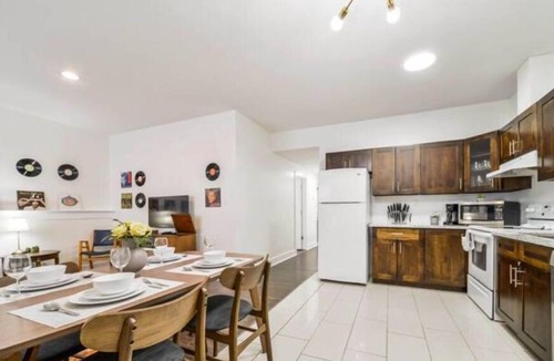 Jasper Place House | Retro Vibes - King Bed - Long Stays - Garage - Wi-Fi!