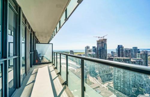Toronto Entertainment District Apartment | RHD Suites Luxury Downtown Toronto Condo CN Tower MTCC Blue Jays Free Parking
