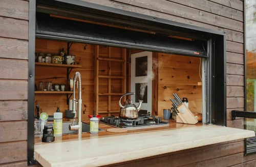 Tay Valley Cabin | Rhya Cabin | Delightful Tiny Home with Parking