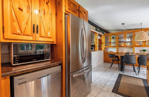 Mauricie Ski Chalet | River's Edge Chalet | 4-season Spa | BBQ | Riverfront | 3 Kayaks | Mauricie