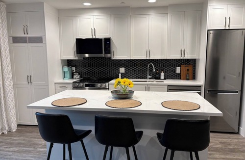 Langley House | River Walk Peaceful Suite in Fort Langley 1 Bed, 1 Bath, Sleeps 4