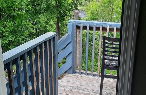 Montague Apartment | Riverfront 2 floors 2 Bedrooms