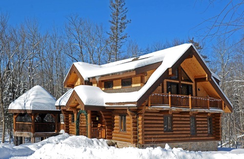 Mont-Tremblant House | Riverfront loghome. 3-minutes to ski resort. Theatre room as bonus 5th bedroom.