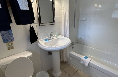 Regional District of Nanaimo Resort | Riverside Resort - Poolside Double Queen Suite with Kitchenette