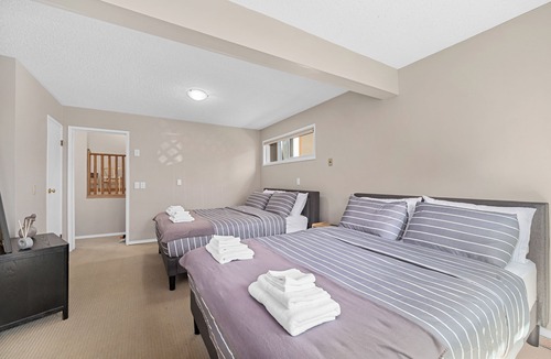Shaganappi House | RIVERside Sleeps 10. minutes to Downtown!