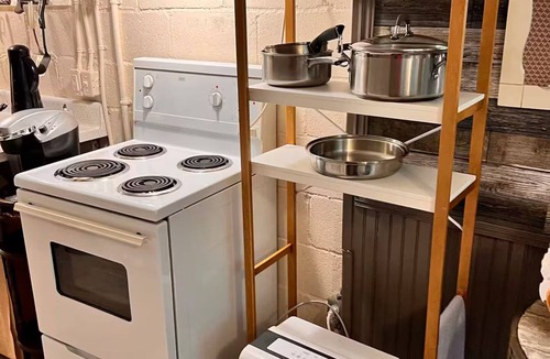 Bancroft Apartment | Riverside suite on York River in town free parking