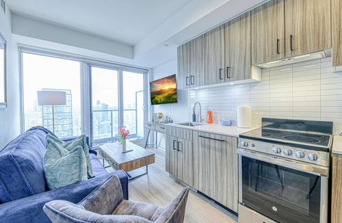 Garden District Hotel | RivetStays | The Jarvis Executive Suite – 1 Bedroom + Den Suite