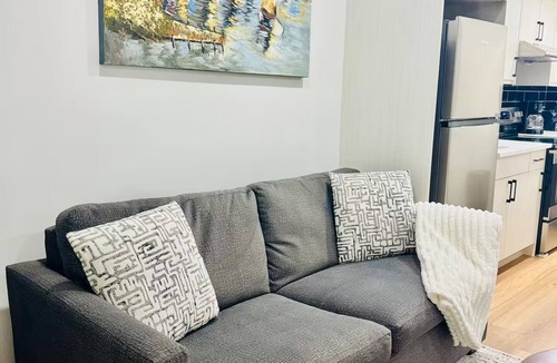 Cochrane House | Rockies Retreat |Cozy Modern Suite, Mountain Vibes