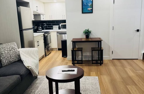 Cochrane House | Rockies Retreat |Cozy Modern Suite, Mountain Vibes