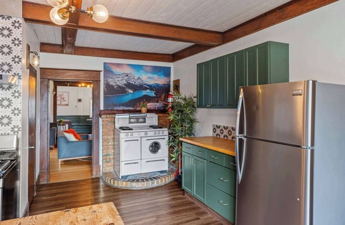 Banff House | Rocky Mountain Retreat- Enormous House Sleeps 23