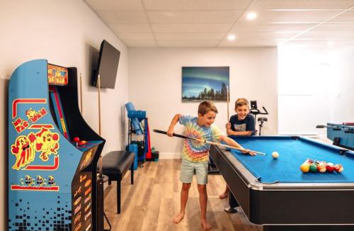 Pine Hill Ski Chalet | Roitelet Private Hot Tub Luxury Escape, Pool table , Golf & Lake